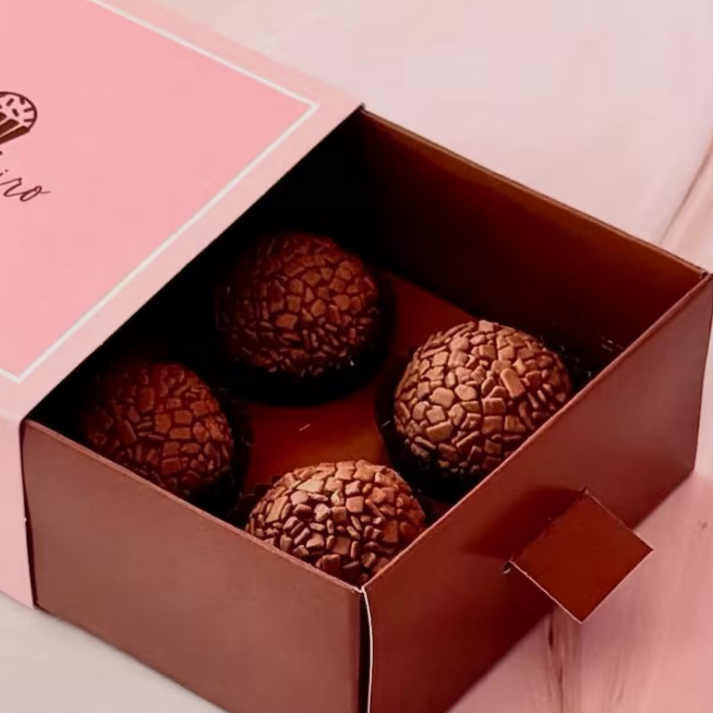 Linda caixa com puxador, acompanha 4 unidades de brigadeiro. A caixinha pode variar conforme a disponibilidade no estoque, foto ilustrativa.