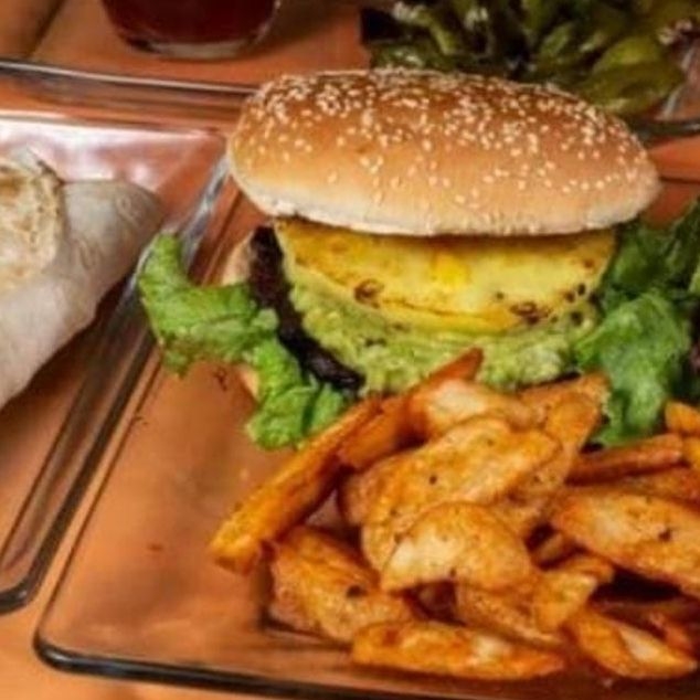Hamburguesa hawaiana con papas