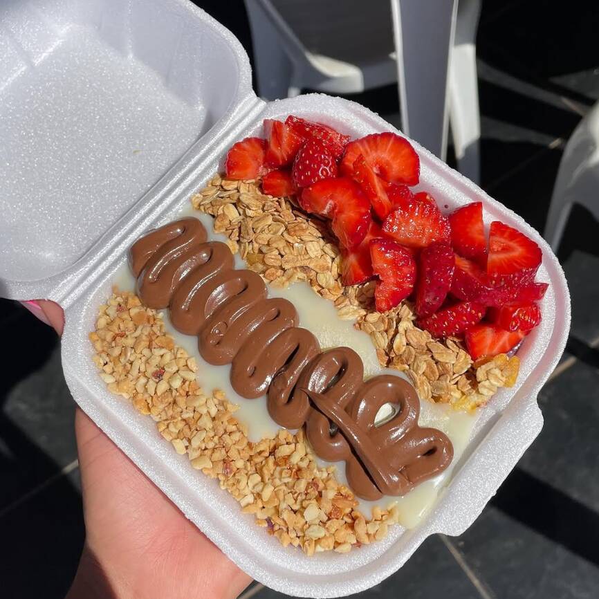 Escolha até 3 bases: Açaí geladinho ou nossos cremes exclusivos (Ninho com Oreo, Nutella ou Cupuaçu e muitos outros Toppings inclusos: Você escolhe seus crocantes favoritos.
Frutas fresquinhas e coberturas deliciosas.