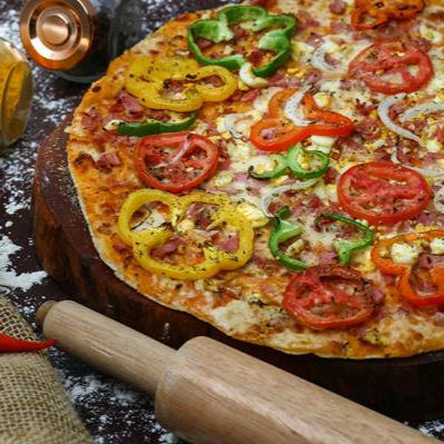 Molho de tomate artesanal, presunto desfiado, queijo mussarela, cebola, tomate, pimentão e orégano.