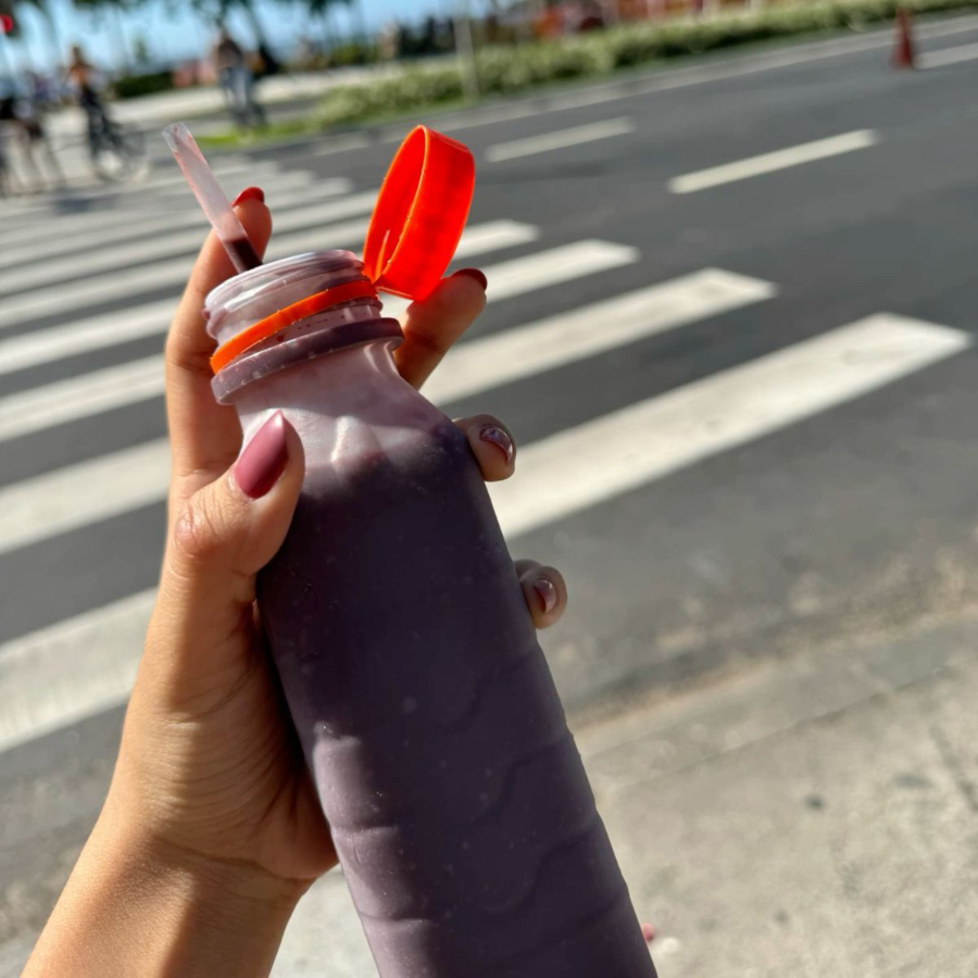 Açaí batido com leite integral, leite condensado, banana, morango e leite em pó. Suuuper refrescante! Garrafinha de 300ml ou 500ml.