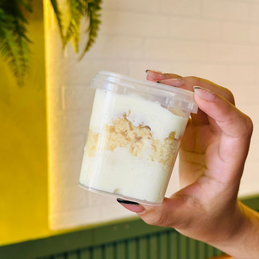BOLO NO POTE COM MOUSSE DE COCO , MASSA BRANQUINHA BEM MOLHADINHA , E DOCE CASEIRO DE ABACAXI