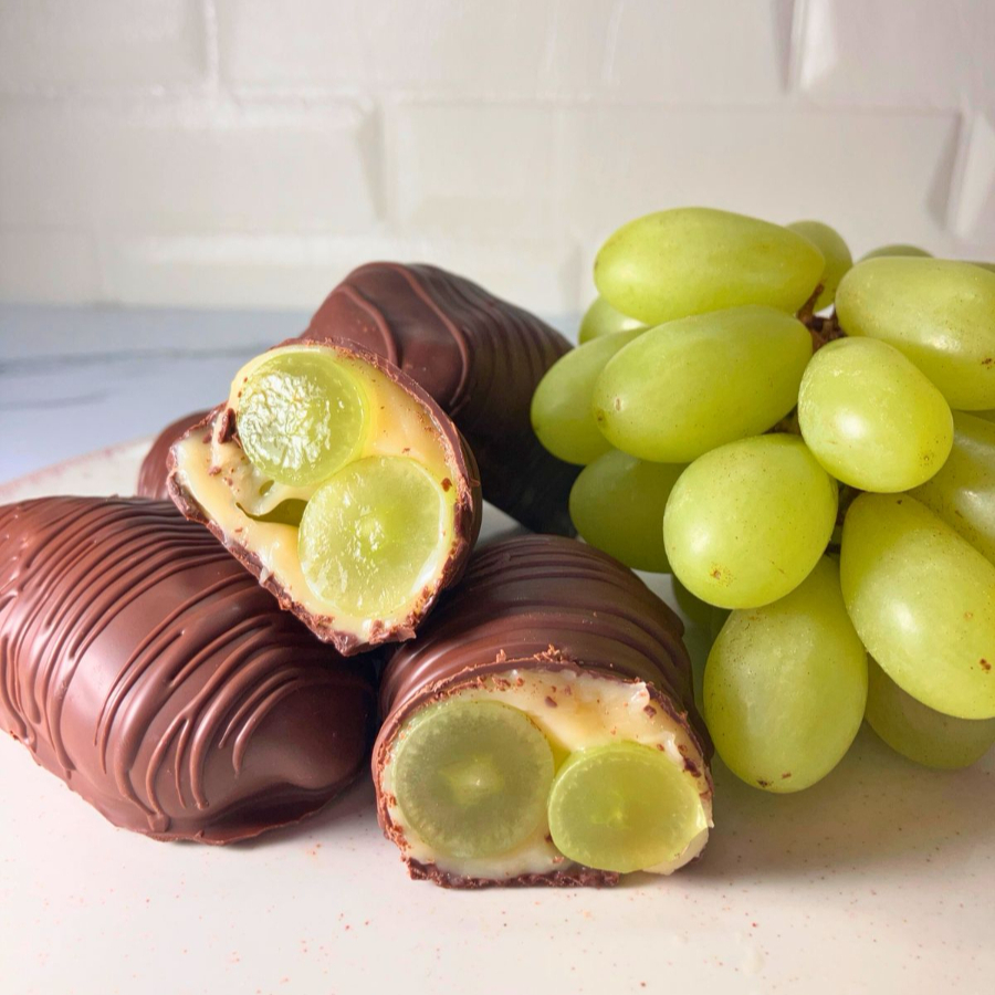 Uva, brigadeiro de Ninho banhado no chocolate. Aprox. 70 Gramas.