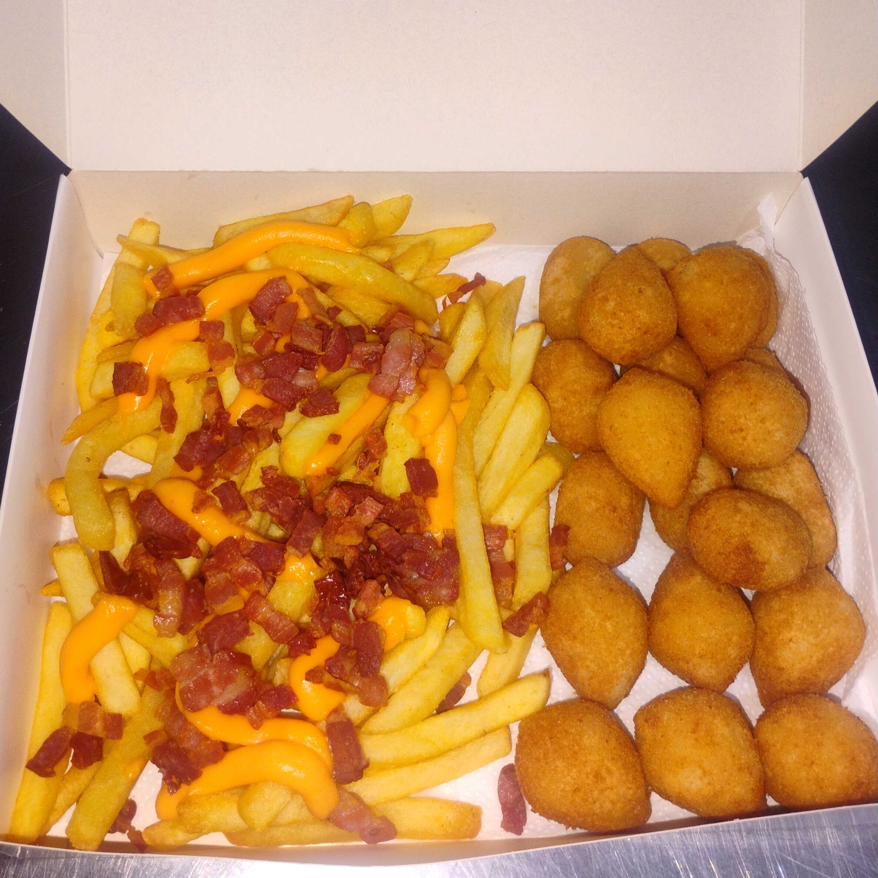 Batata frita (400G) acompanhando 10 salgadinhos de (20G)