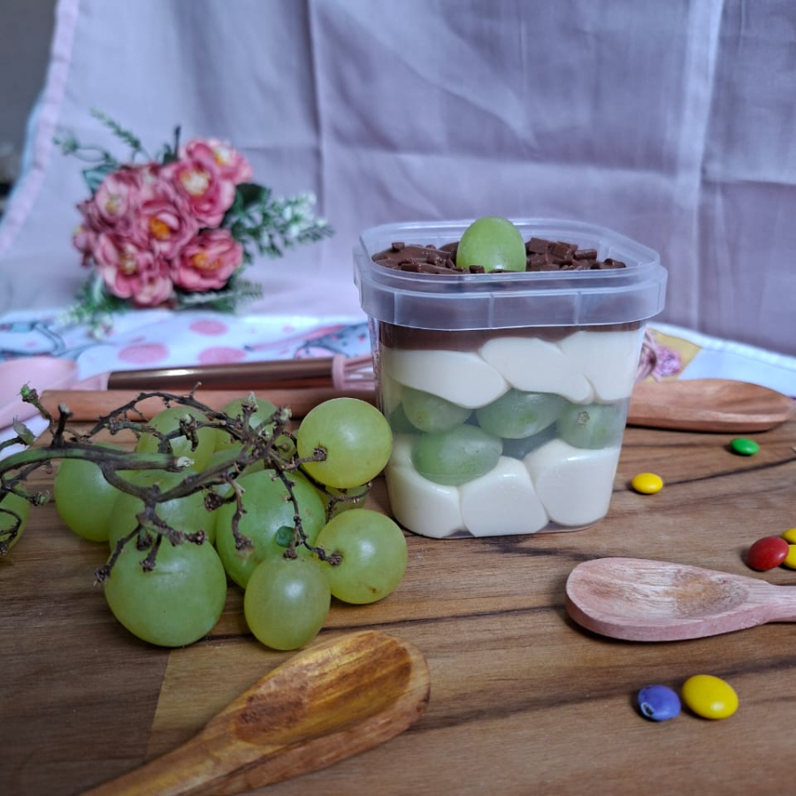 Bombom no pote 220gramas ,preparado com creme de ninho ,uvas verde sem caroso ,e ganache de chocolate meio amargo