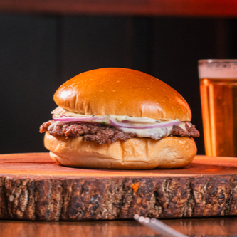 Pão brioche, 1 Hamburguer Smash (90g), Queijo Prato, Cebola Roxa e Molho Verde.