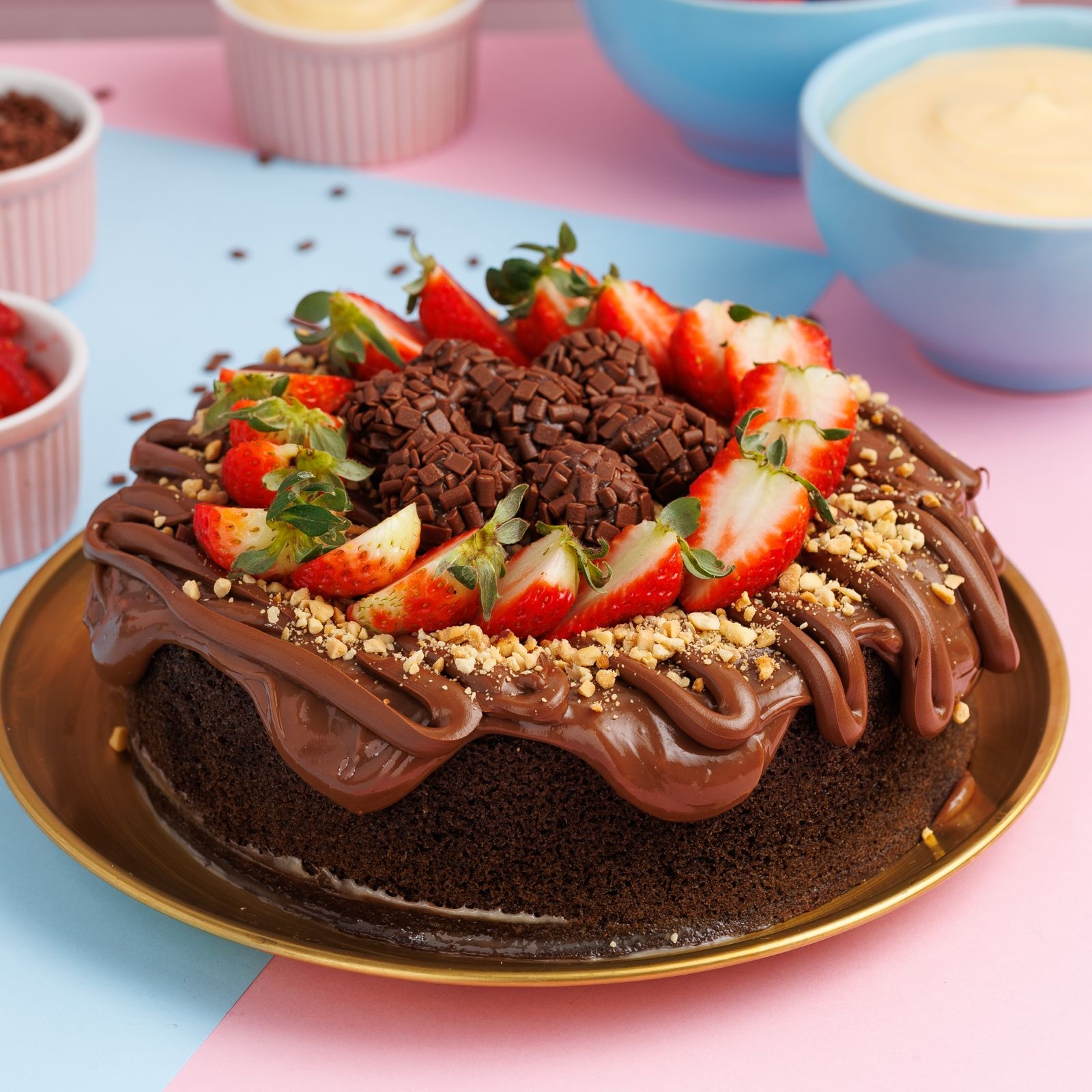 Bolo de chocolate fofinho e úmido recheado com brigadeiro Nutella , amendoim para da um toque especial e para finalizar morangos frescos e brigadeiros enrolados no granulado