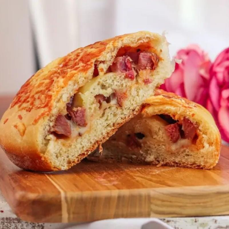 Pão artesanal, recheado com calabresa e queijo mussarela, finalizado com queijo parmesão ralado.
