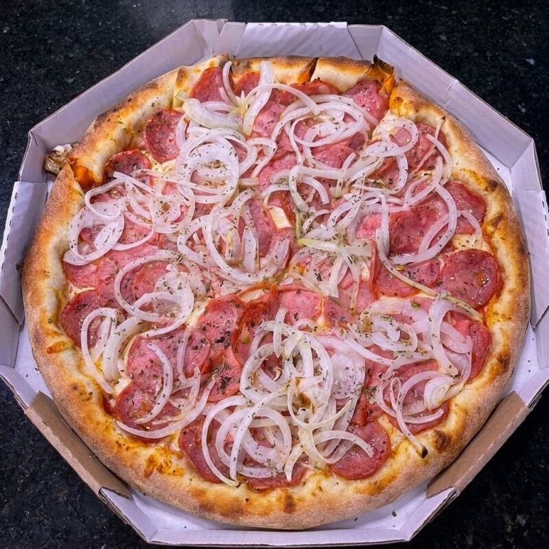 Massa italiana, molho especial, mussarela, calabresa, cebola e orégano!