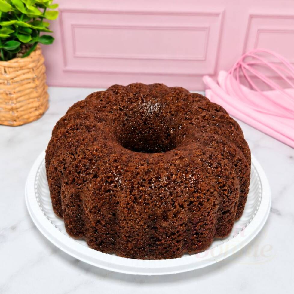 Bolo fofinho de Chocolate feito com Chocolate 50% cacau, saboroso, fofinho e delicioso. Ideal para tomar café!
Bolo clássico, sem cobertura. Perfeito para reunir a família e saborear junto.
Tamanho: 18cm
Serve de 6 a 8 Fatias.
Peso Aproximado: 550g