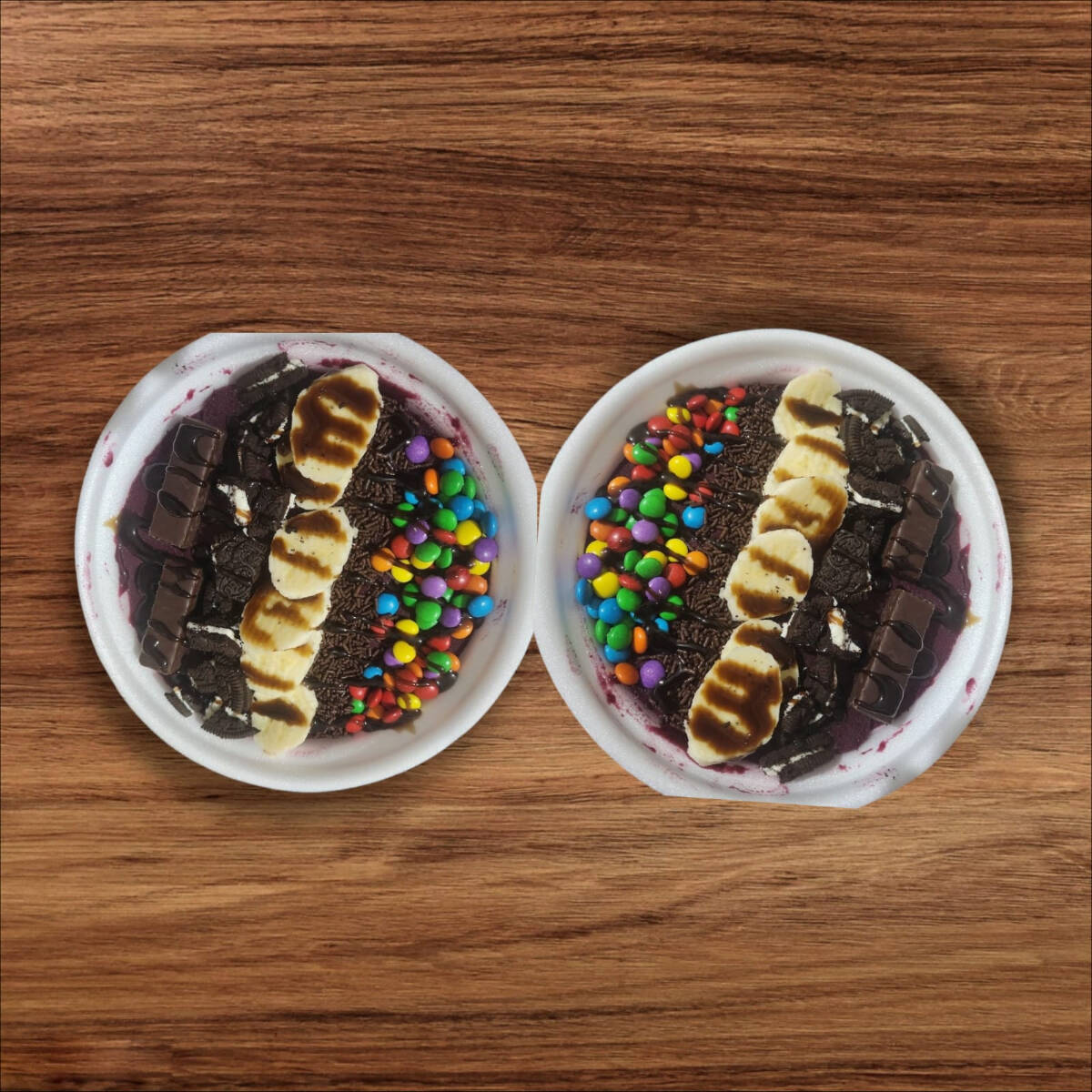 Amantes de chocolate essa é sua, contém banana, confete, banana, calda de chocolate, granulao de chocolate , bis, chocoboll e negresco.