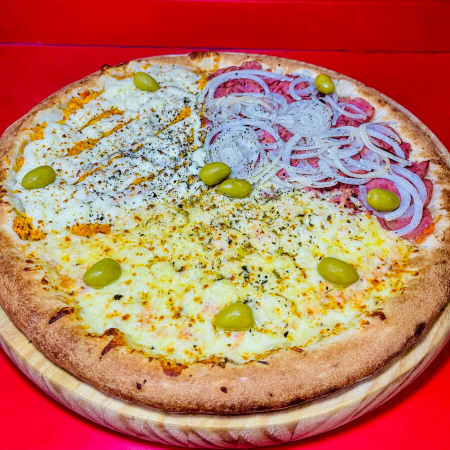 1/3 QUATRO QUEIJOS , 1/3 FRANGO COM CATUPIRY 1/3 CALABRESA ACEBOLADA