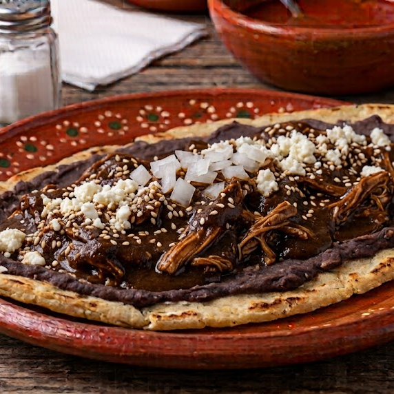 Huaraches Carne de Puerco en Mole