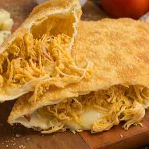 Pastel de Frango com Queijo Clássico e delicioso! Frango temperado com queijo derretido em uma massa crocante e dourada. Quentinho e saboroso pra você se apaixonar!