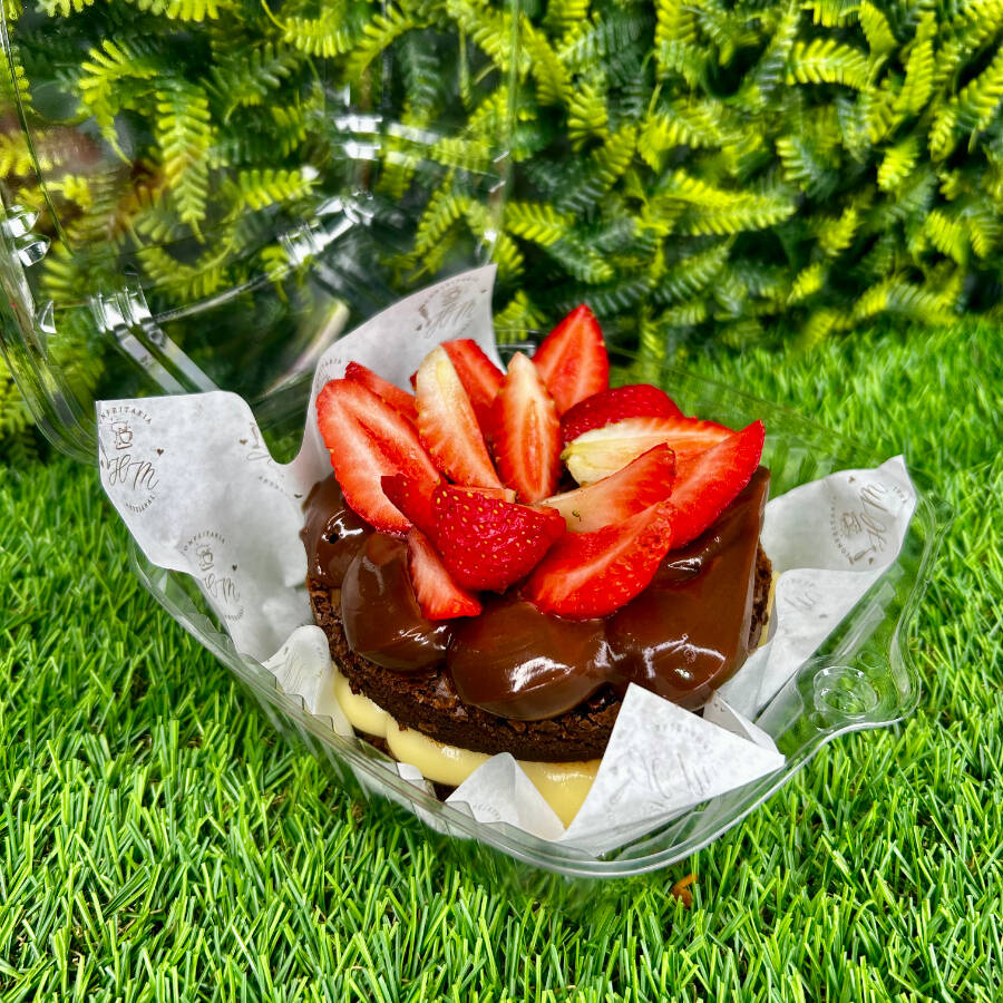 Brownie com um delicioso creme de Ninho Nutella e finalizados com morangos