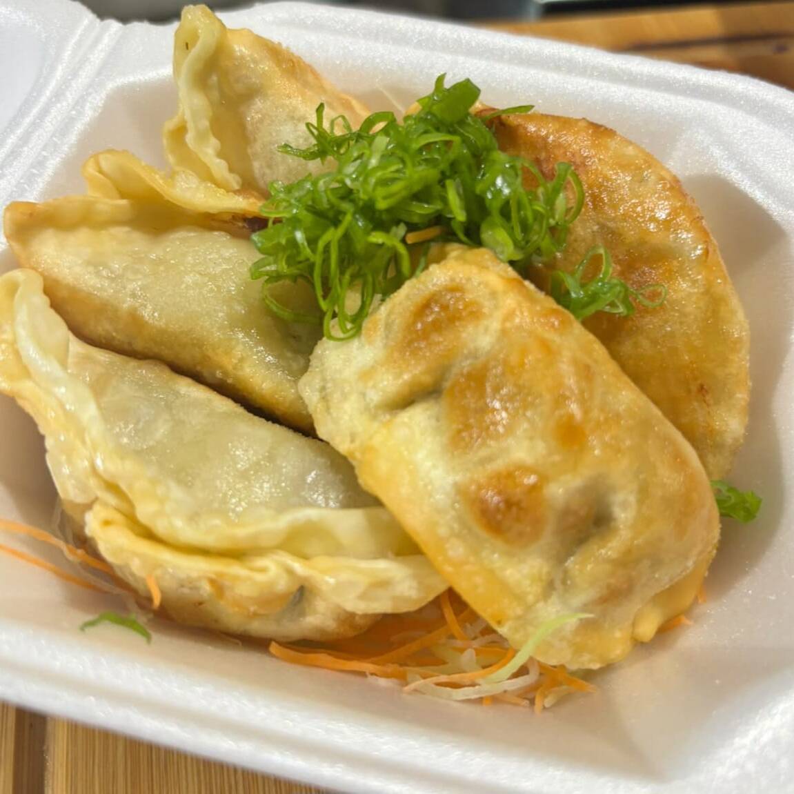 Pastéis recheados com carne de bovina temperada e vegetais, cozidos no vapor e levemente grelhados.