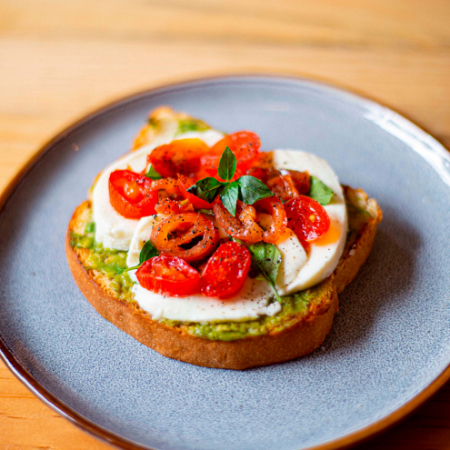 Brunch Toast Caprese + Café