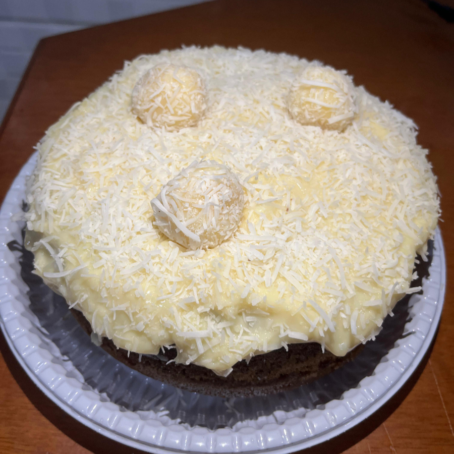 Massa branca, recheada com brigadeiro de coco cremoso, finalizado com coco e beijinho.