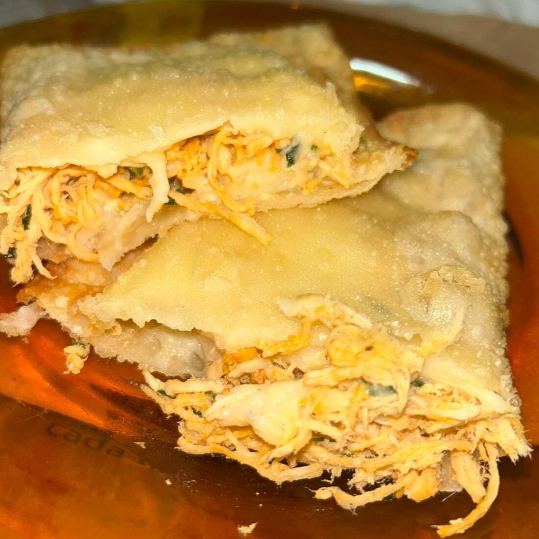 Ingredientes: frango desfiado, temperos e requeijão.
