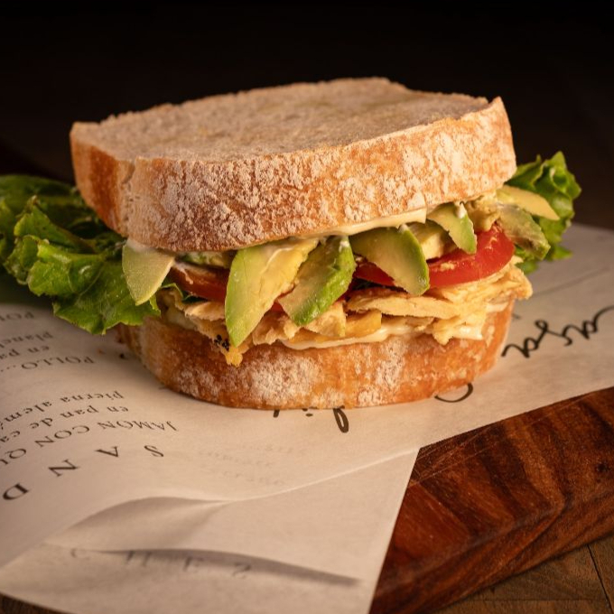 Sandwich de Pollo y Aguacate