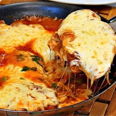 Arroz, feijão, farofa e salada.