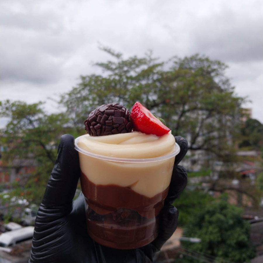 Copo de 150 ml recheado com nosso creme de  chocolate 50% cacau , brownie molhadinho e chocolatudo , uma generosa camada de Nutella pura , um suave creme de leite ninho e finalizado com brigadeiro e morango