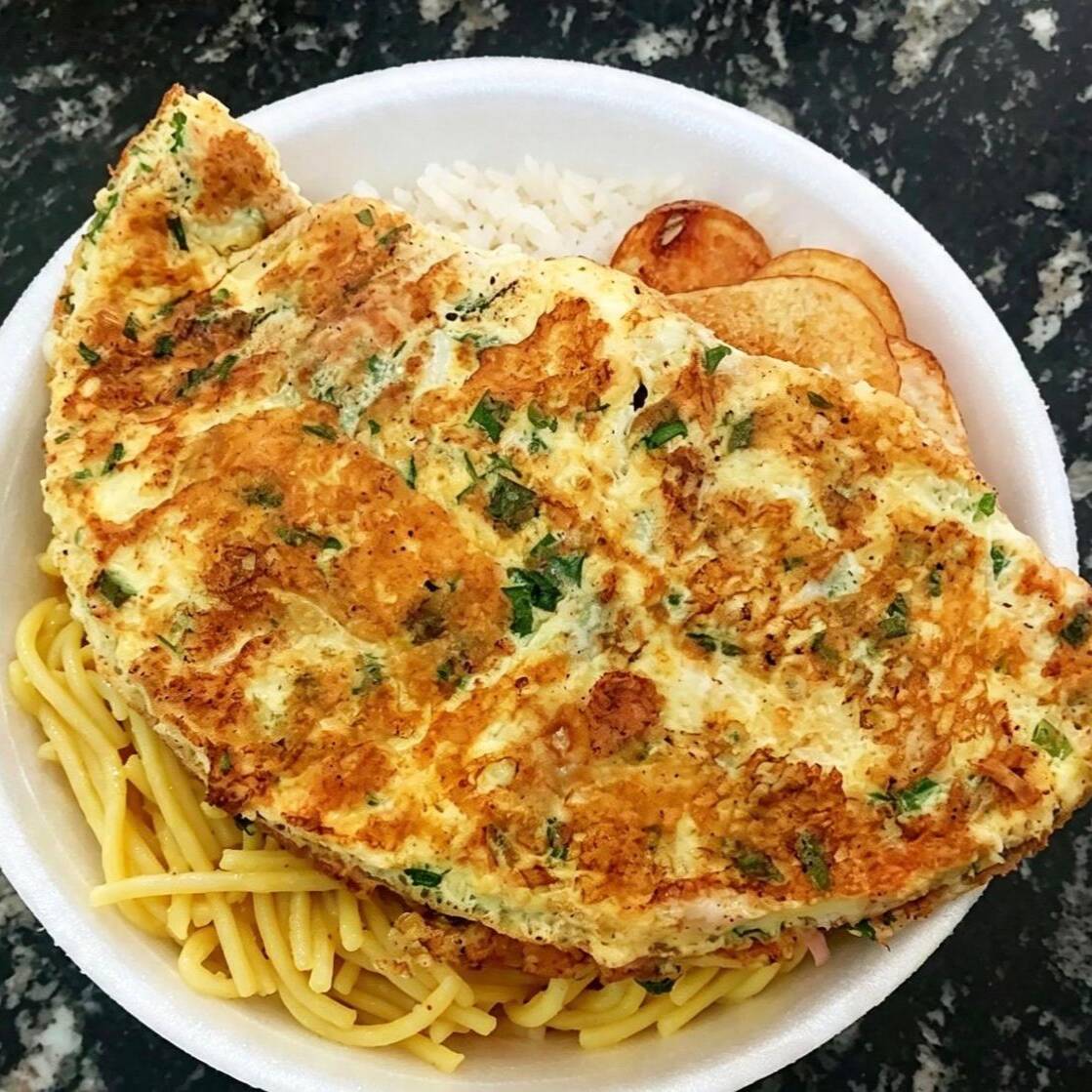 Arroz, feijão, macarrão, batata chips, omelete recheada com presunto, mussarela e cheiro verde.