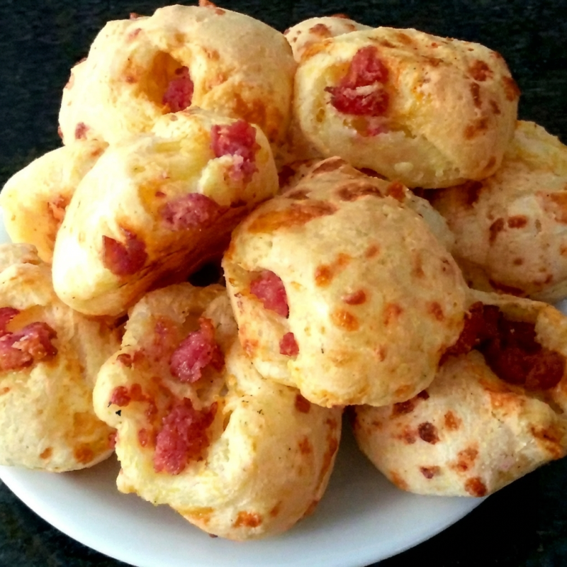O sabor irresistível do tradicional pão de queijo combinado com um delicioso recheio de calabresa. Preparados com ingredientes selecionados, nossos mini pães de queijo possuem casquinha levemente dourada por fora, massa macia por dentro e um recheio saboroso que torna cada mordida ainda mais especial.
Pacote com 6 unidades. Perfeito para o café da manhã, lanche da tarde ou para matar a fome com muito sabor a qualquer hora do dia