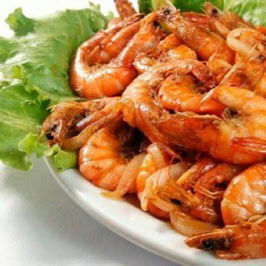 Camarão alho e óleo com farofa e salada