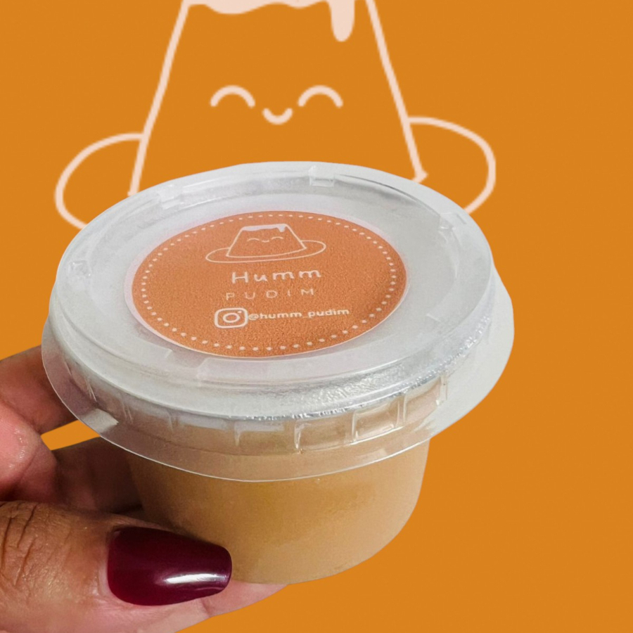 Calda de Doce de Leite, Uma finalização irresistível de doce de leite cremoso, derramado por cima do pudim ainda mais aveludado. Combina perfeitamente com pudim tradicional, pudim de doce de leite ou no sabor que preferir. Um toque extra de sabor que escorre, envolve e transforma cada colherada em puro prazer. 🍮✨