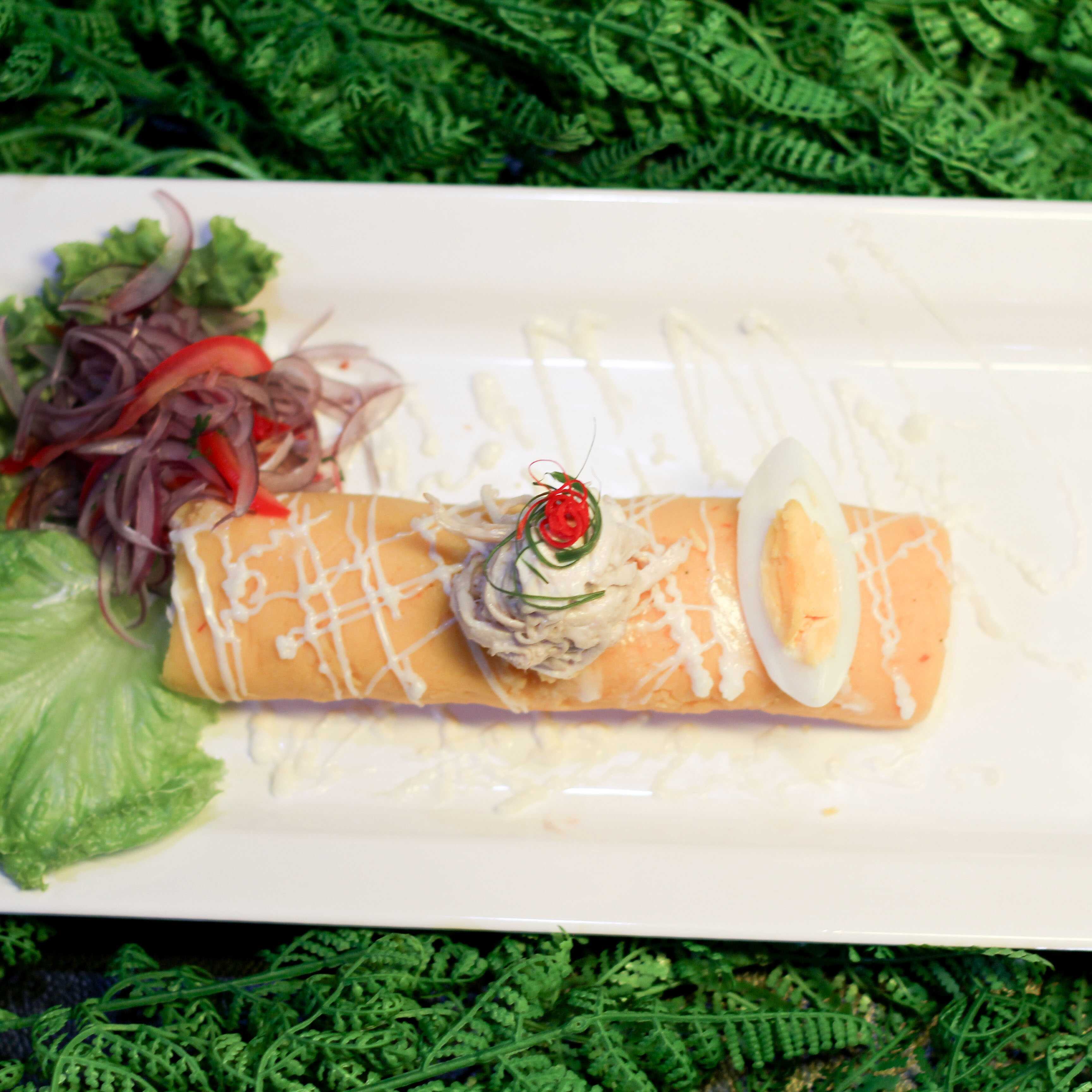 pure de batata temperado com limão e aji amarillo recheado com frango desfiado maionese da casa e salada criolla