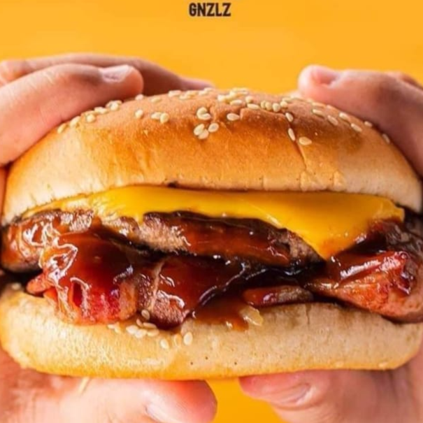Burger Tocino BBQ con papas y refresco.