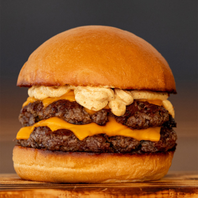 Hambúrguer Suculento 2x Smash 100g Coberto de Cheddar Cremoso e Molho Especial da Casa. Um Duplo Clássico!!! Recheado de Sabor!!!