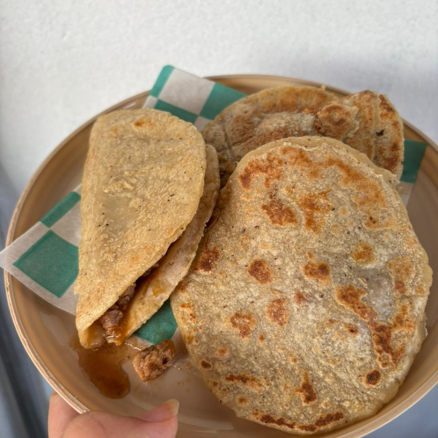 TORTILLA HECHA A MANO CON GUISADO