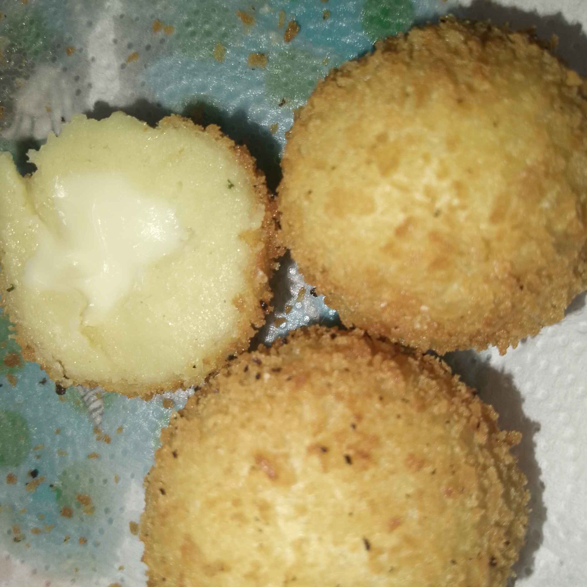 Massa de batata com recheio de catupiry original, são 2 unidades de 70 gramas cada.