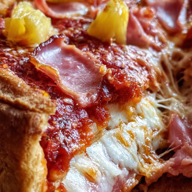 Pizza Hawaiana (Deep Dish)