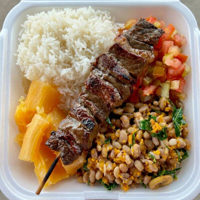 Espetinho de contra filé assado na brasa, arroz soltinho, feijão tropeiro com banana frita, mandioca cozida e vinagrete fresco. Marmitex completa e saborosa, ideal para o almoço. Serve 1 pessoa – Aproximadamente 650g.