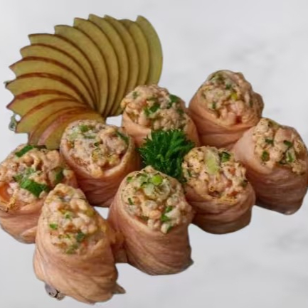 Desfrute do nosso Jhou Maçaricado, um sushi de categoria superior. Este prato, com 8 unidades, apresenta suculento salmão, cuidadosamente enrolado em um leito de arroz fofinho e perfeitamente temperado. A estrela do prato é, sem dúvida, a finalização, onde o salmão é delicadamente maçaricado, proporcionando um sabor defumado irresistível e uma textura levemente crocante.