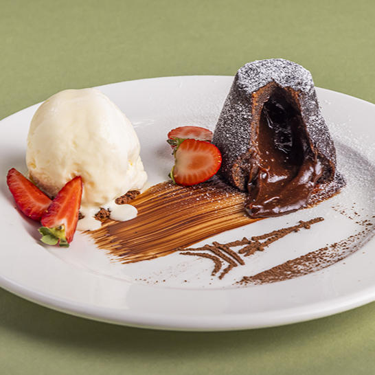 Uma verdadeira explosão de sabor!
Nosso Petit Gâteau de cacau com recheio cremoso que derrete na boca, servido com sorvete de baunilha. Uma combinação simplesmente irresistível!