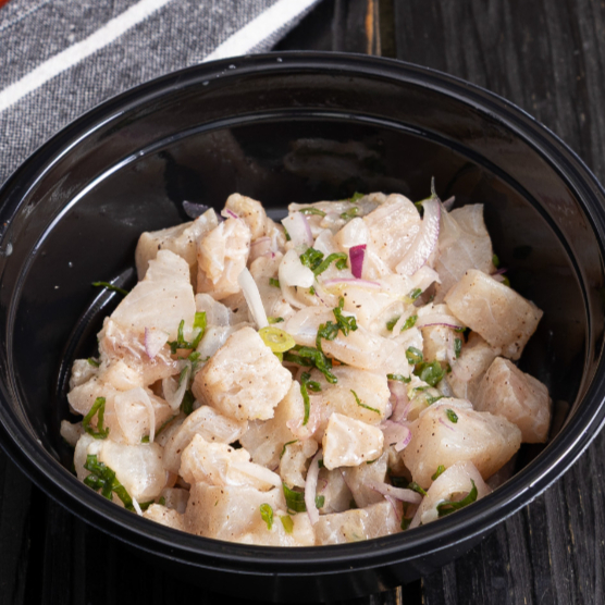 Tilápia em Cubos, Cebola Roxa, Cebolinha, Coentro, e Molho da Casa. -300 Gramas-