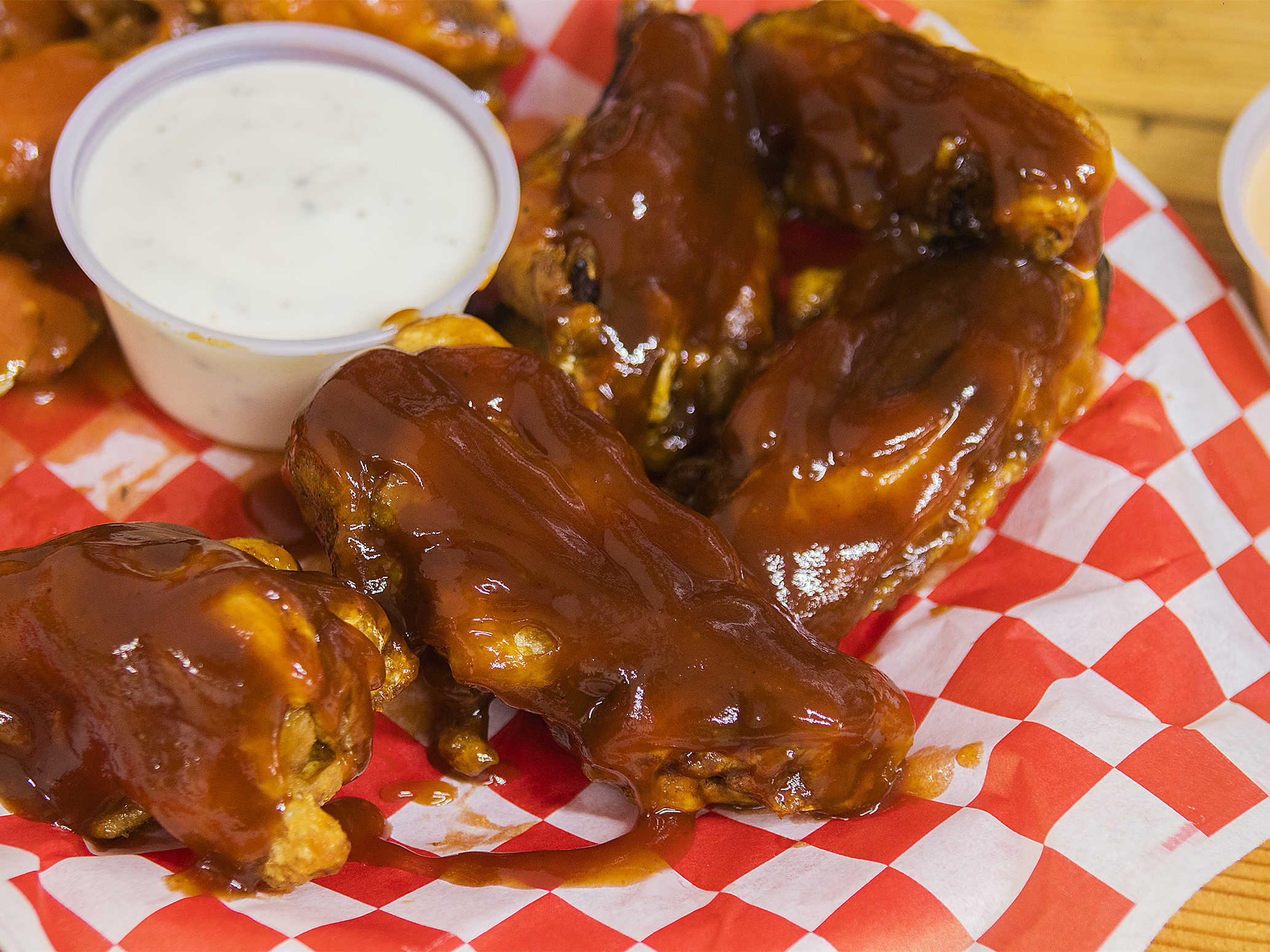 ALITAS BBQ + PAPAS FRITAS