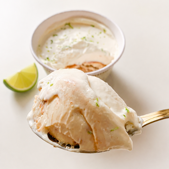 Delicioso e refrescante! Feito com mousse cremoso de limão, biscoito espanhol recheado com limão, nosso famoso sorvete de creme artesanal e raspas de limão. Aprox 150g