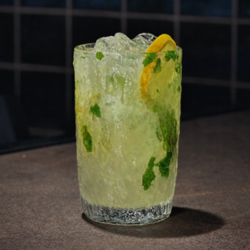 ACOMPANHA HORTELÃ E RODELAS DE LARANJA, 1 E ½ DOSE. "Caipirinha já é toda perfeitinha. Entrega sabor, refresca e alegra. Acrescentamos a hortelã e o adocicado da laranja. Você vai achar mais gostosa!" *Imagem ilustrativa. Enviamos em recipiente descartável.