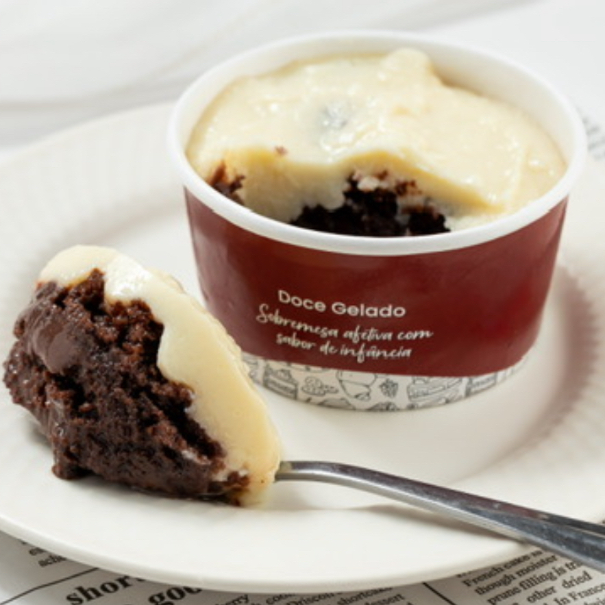 Delicioso bolo de chocolate recheado e coberto com muito brigadeiro cremoso de de chocolate ao leite e brigadeiro de coco.