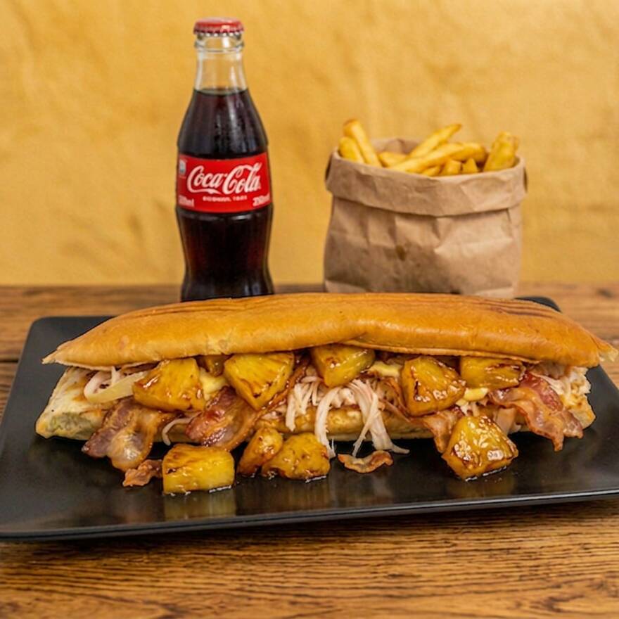 Cola Tocineta, Pollo y Piña + Papas + Bebida