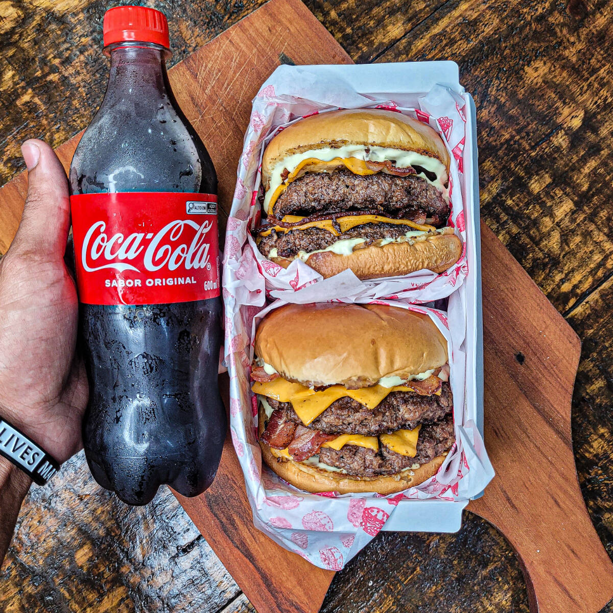 Dois bacon duplo: 2 Hambuguer de 140 gr, 4 fatias de cheddar, bacon e maionese no pão brioche + refrigerante 600ML