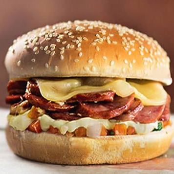PÃO SELADO NA MANTEIGA, 2 CARNES BOVINAS DE 55G, BACON CROCANTE, CEBOLA CARAMELIZADA, CATUPIRY.