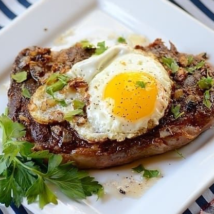 Bife frito com 1 ovo por cima, acompanhado de arroz, macarrão, feijão, salada e farofa.