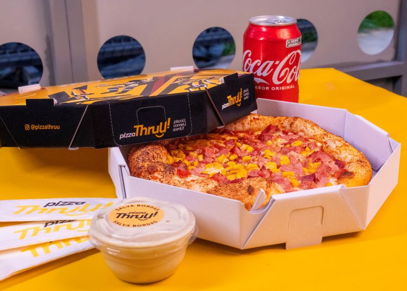 Pizza Pequena de 4 Fatias + Refrigerante lata a sua escolha + 1 salva bordas