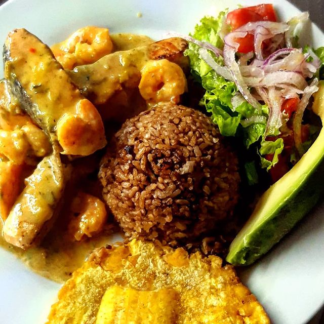 Filete de Salmón en Salsa de Camarón